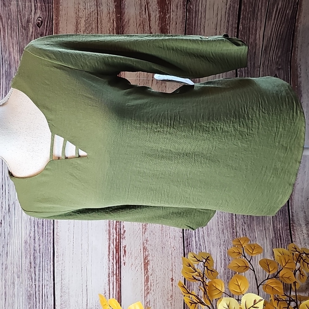 NWT NAIF DARK OLIVE GREEN 3/4 SLEEVE PULLOVER V NECK BLOUSE TOP